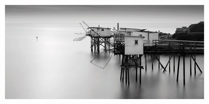 Carte postale panoramique des carrelets de la Gironde en oir et blanc