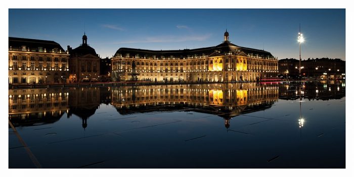 Carte postale panoramique de Bordeaux et la Place de la Bouse vers Place des Quinconces la nuit